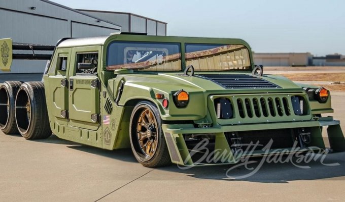 A hot rod based on a military Humvee will be put up for auction (14 photos)