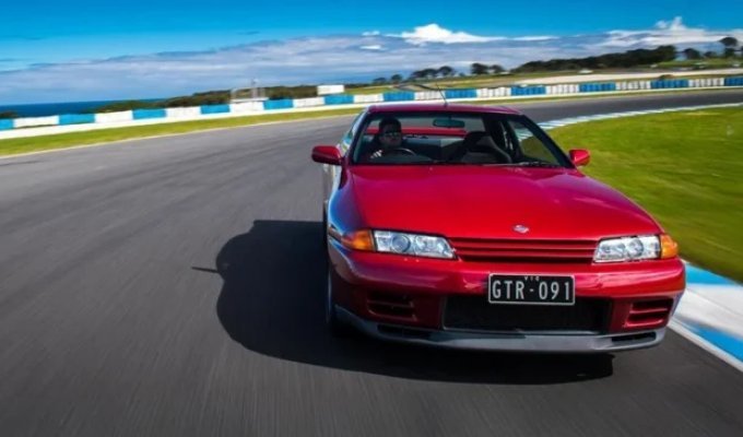 A rare collectible Skyline GT-R R32 was stolen from the Australian division of Nissan (16 photos + 1 video)