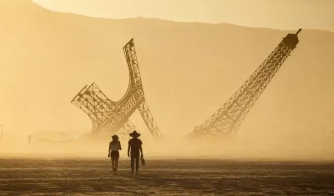 He Spent €300,000 of His Own Money to Put a Broken Eiffel Tower in the Desert (10 photos)