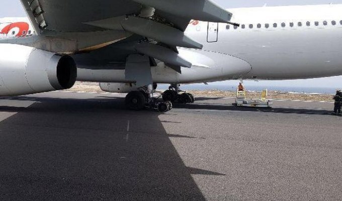 Самолет, совершивший аварийную посадку, заблокировал работу аэропорта Тенерифе (4 фото)