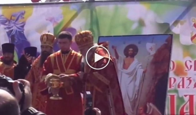 Священник кидает яйца в толпу верующих на Пасху. Владивосток