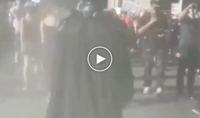 В Филадельфии на митинге появился мужчина в костюме Бэтмена