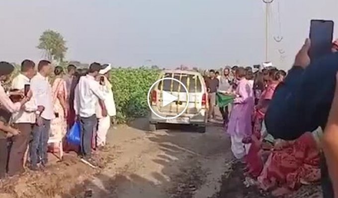 A Family in India Arranged a Funeral for Their Beloved Car