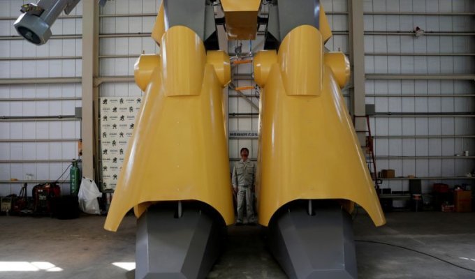 Японский инженер собрал 9-метрового двуногого робота с пушкой (15 фото)