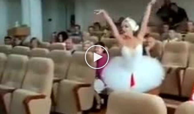 В Украине чиновница подарила танец лебедя мэру Черноморска