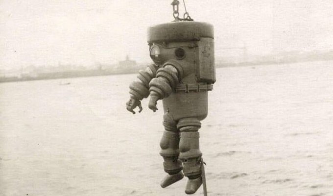Divers are looking for treasure: 15 slightly frightening photos of divers of the past (16 photos)