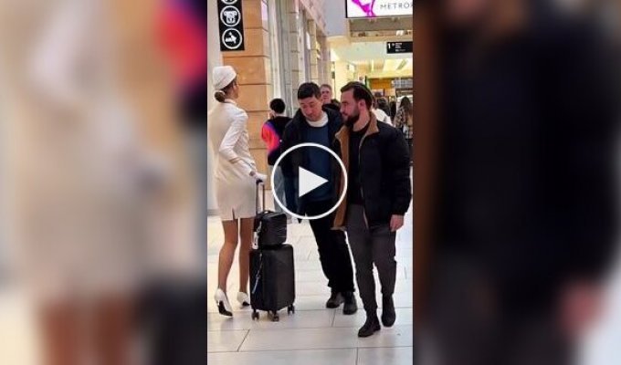 Забавная реакция людей в аэропорту на высокую стюардессу