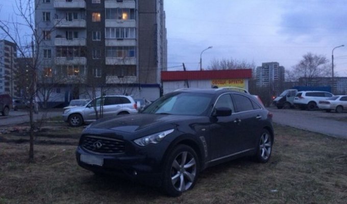Последствия парковки на газоне в Красноярске (2 фото)