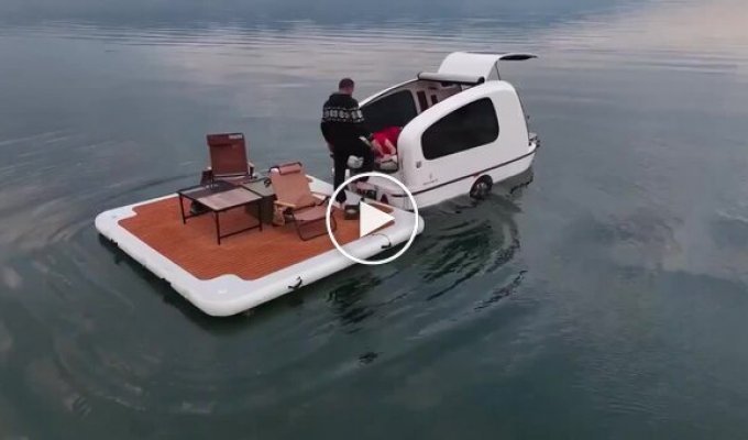 Floating caravan with a motor