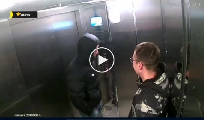 Парень в лифте выстрелил себе в штаны сигнальной ракетой