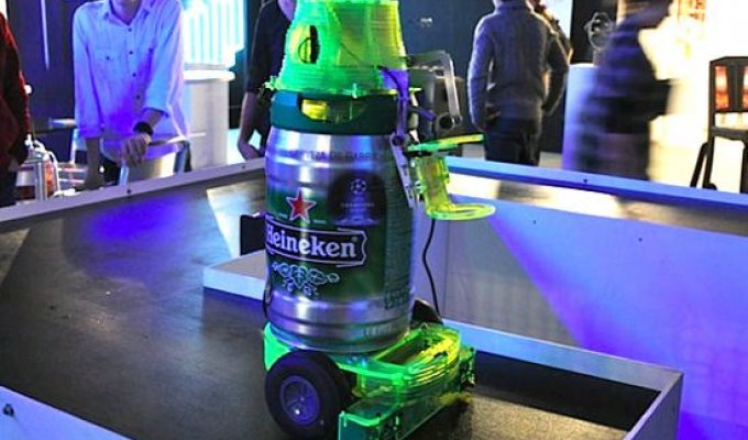 Робот Heineken - отличная идея, но плохая реализация (4 фото)