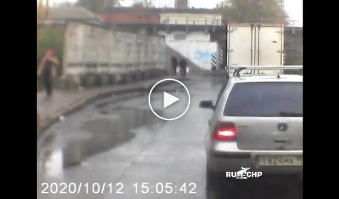 Самонадеянный водитель ГАЗели не проехал под мостом в Санкт-Петербурге
