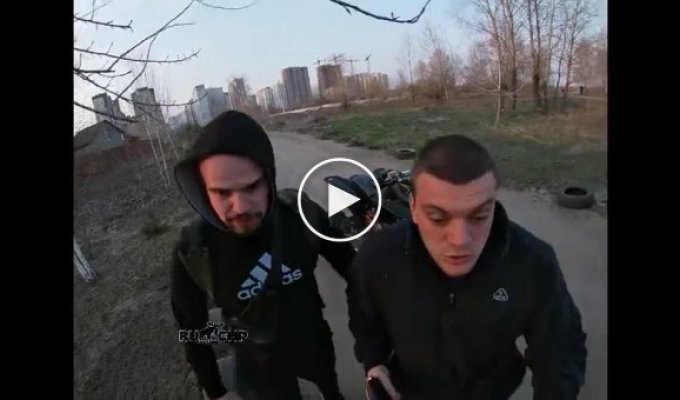 Подвыпившие мужчины с пистолетом напали на парня на квадроцикле в Киеве (мат)