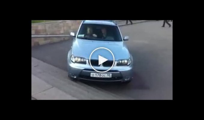 Странные действия водителя на внедорожнике BMW