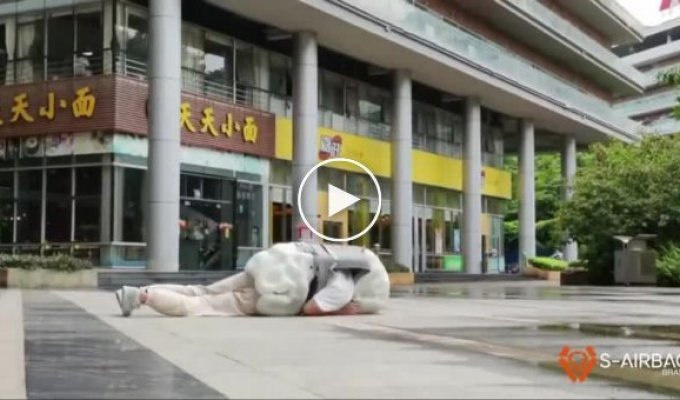 Китайцы придумали жилет со встроенной подушкой безопасности