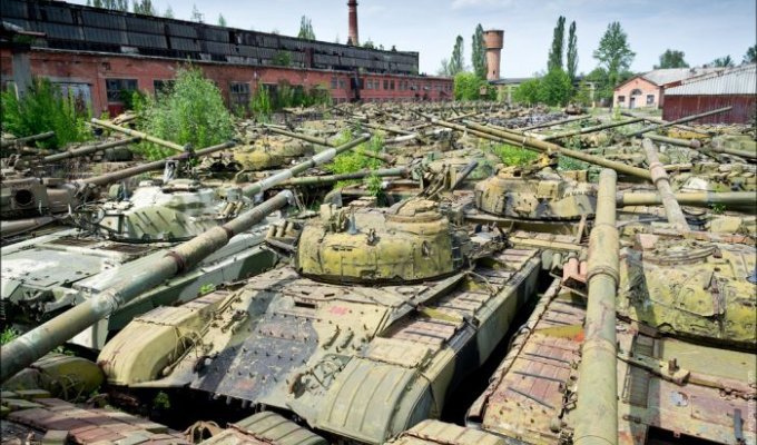 Abandoned tank repair plant (34 photos)