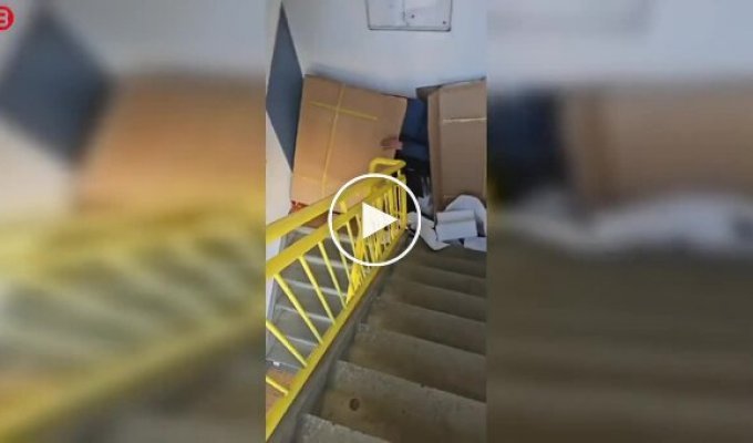 В Амстердаме женщина не могла выйти из дома — перед дверью выросла «баррикада» из вещей бездомного