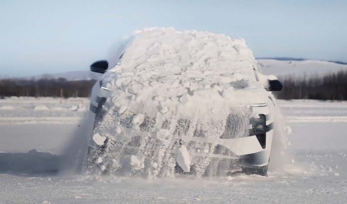 Chinese car that can shake off snow (2 photos + 1 video)