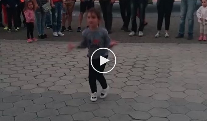Georgian girl showed how to dance and gather masses