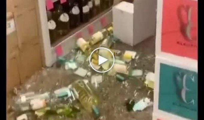 The adventures of a clumsy store employee