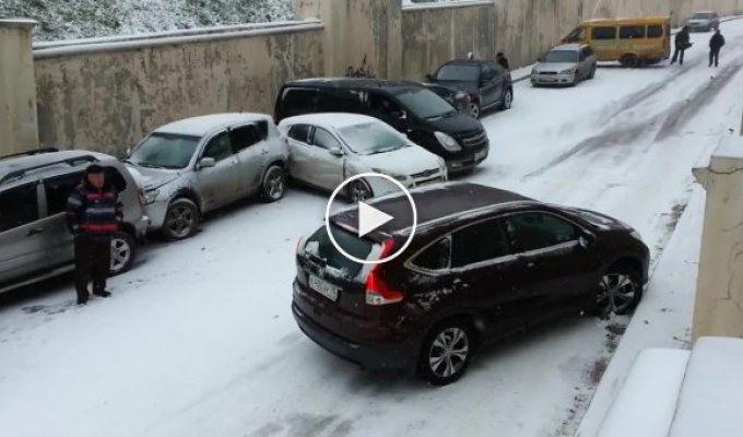 Снегопад и гололед практически парализовал движение в Томске