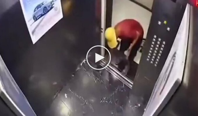 A worker tried to repair an elevator, but only finally broke it