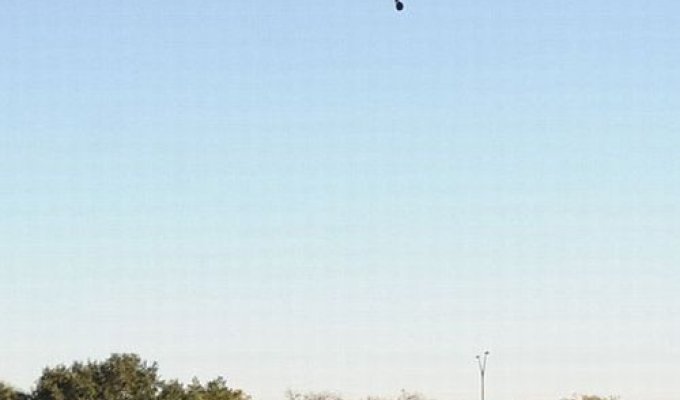  Вчерашнее падение вертолета на территорию университета в Техасе (7 фото)