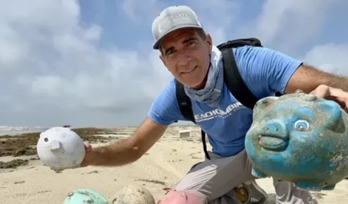 Piggy banks "attack" a popular beach (3 photos + 1 video)