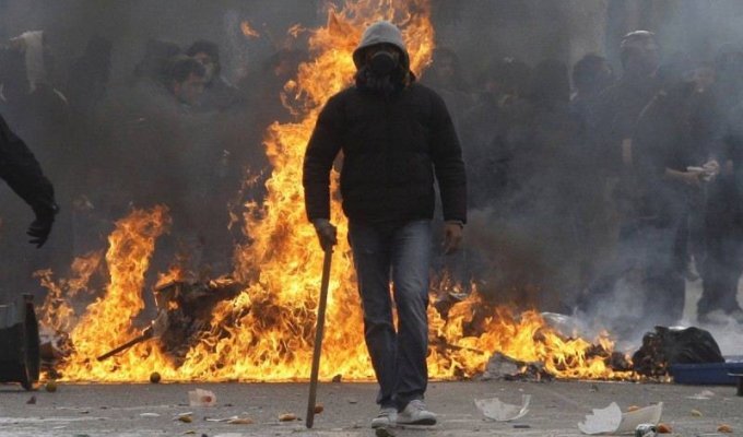 Уличные беспорядки в Греции (6 фото)