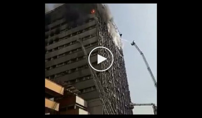 Обрушение здания после пожара в Тегеране