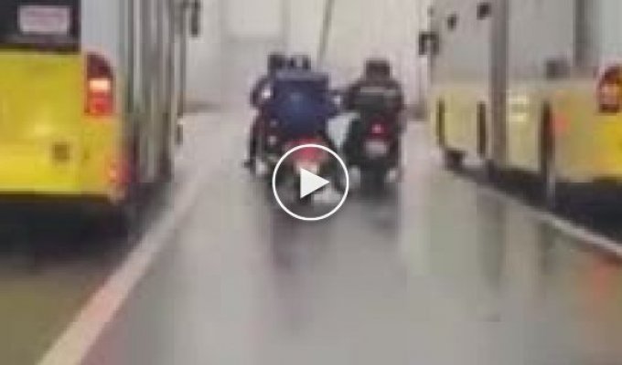 Водители автобусов в Турции прикрыли мотоциклистов