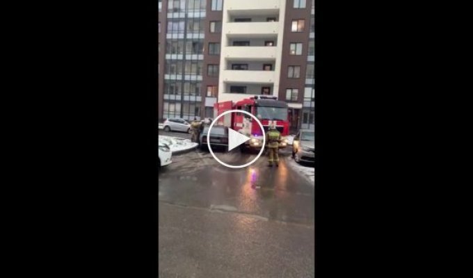 Пожарные убрали вручную машину, мешавшую им проехать на пожар в Солнечном городе в Петербурге
