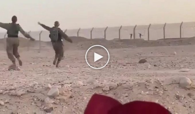 Египетские и израильские военнослужащие танцуют по обе стороны границы