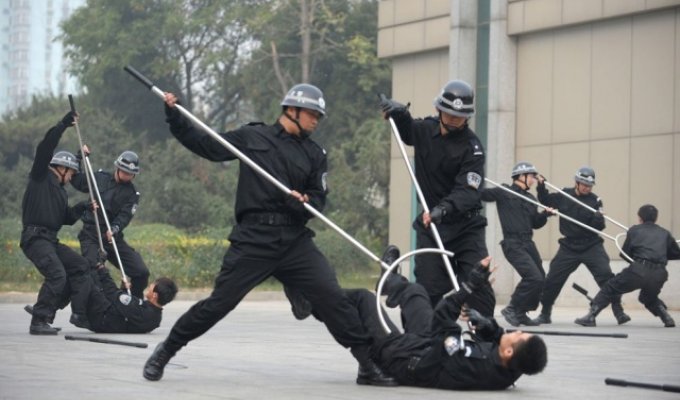 Как в Китае обезвреживают преступников и задерживают до прибытия полиции