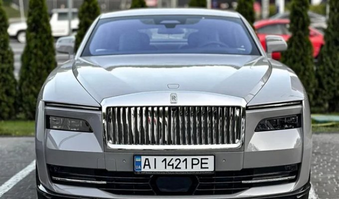 New Rolls-Royce Spectre Electric Car Spotted in Kiev (2 photos)