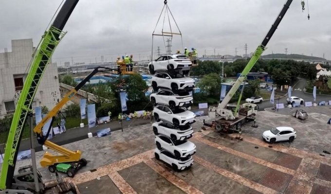 Chery repeated Volvo's trick - built a tower of eQ7 electric crossovers (3 photos + 1 video)