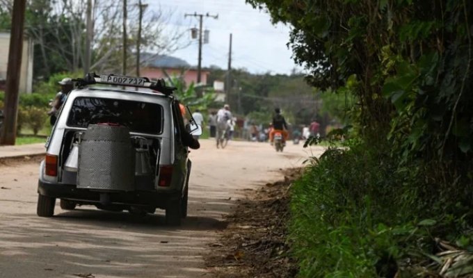A Cuban converted his old Fiat to coal due to the country's fuel blockade (7 photos)