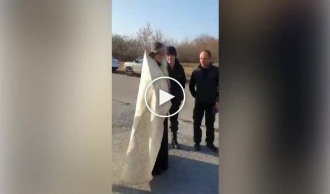 Пьяный священник сорвал похороны российской учительницы
