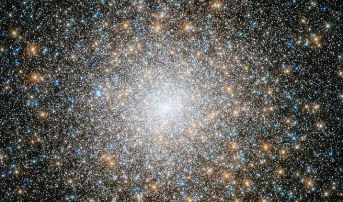 Полюбуйтесь на шаровое скопление M 15: ему около 13 миллиардов лет (4 фото)