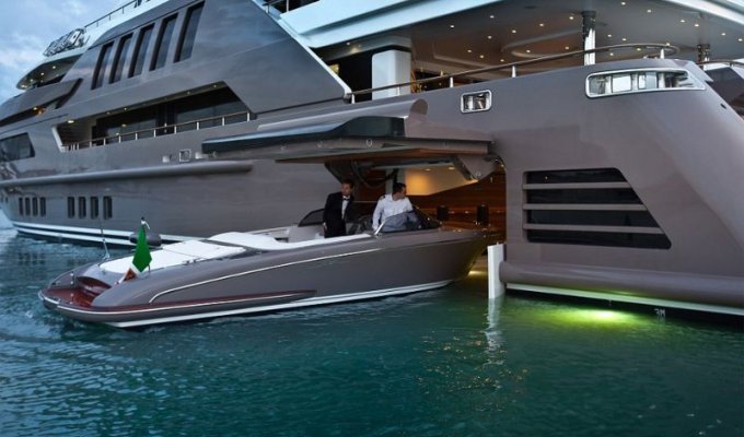 Мега-яхта с гаражом для катера, бассейном и спортивным залом (17 фото)