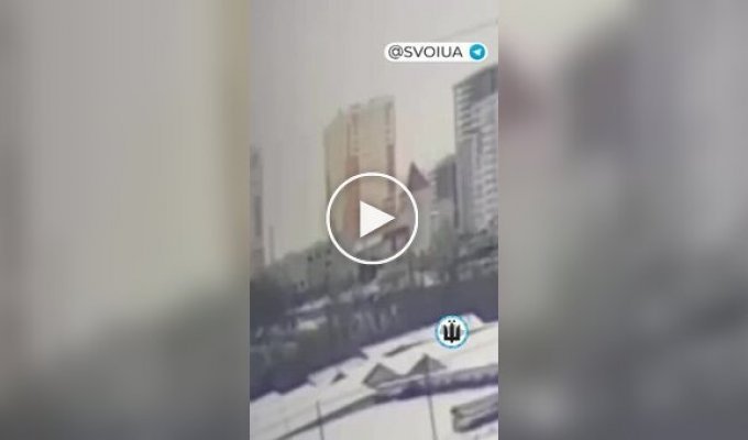 Попадание вражеской ракеты возле жилых домов в Харькове