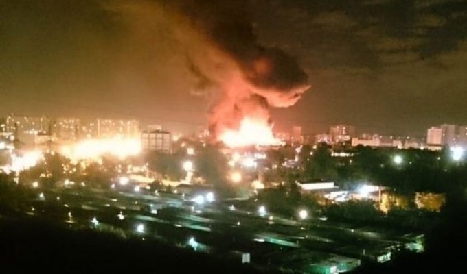 В Москве более 60 пожарных расчетов тушили пожар на складе (14 фото + 3 видео)