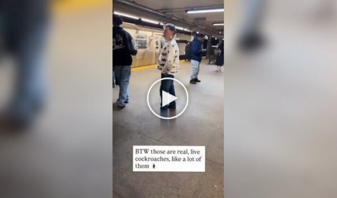 Чудак в странной куртке в метро