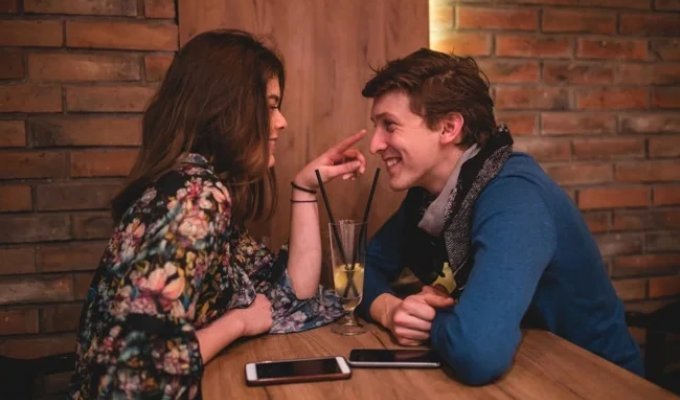 Unconscious attraction: secret signals that indicate someone is in love with you (6 photos)
