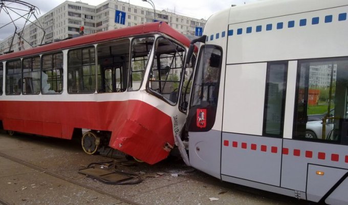 В Москве столкнулись два трамвая (3 фото + 1 видео)