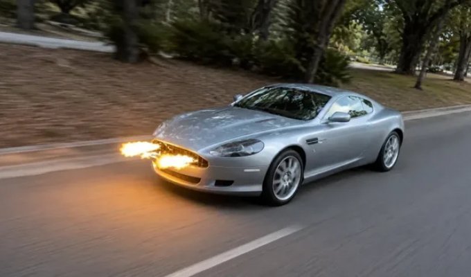 На аукцион выставили Aston Martin с огнемётами и очень неожиданным мотором (12 фото)