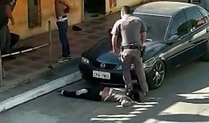 Жестокость: в Бразилии полицейский встал на шею чернокожей женщины (3 фото)