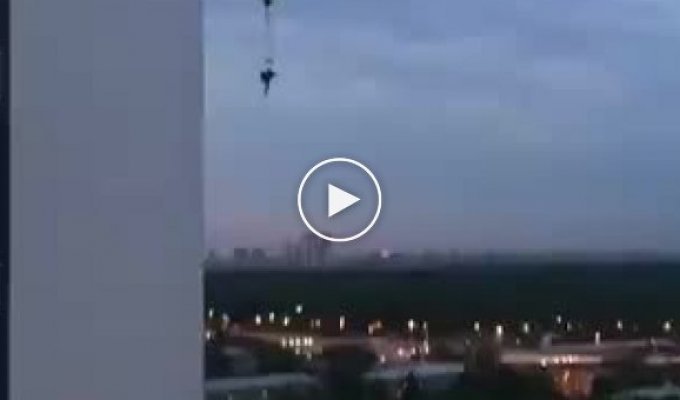Прыжок с парашютом с московской многоэтажки