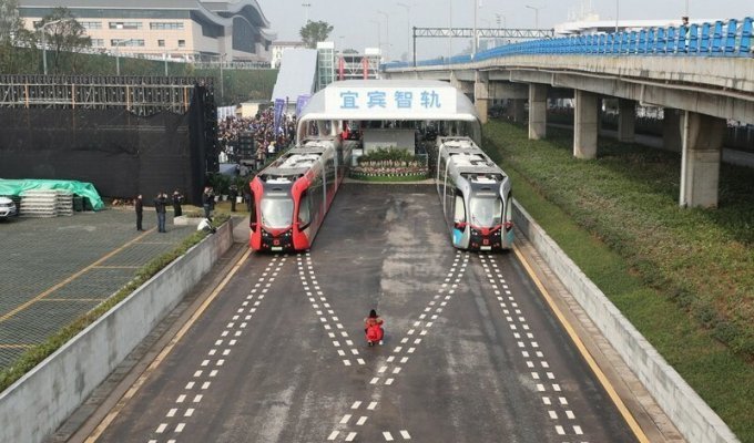 Китайские безрельсовые поезда (2 фото)