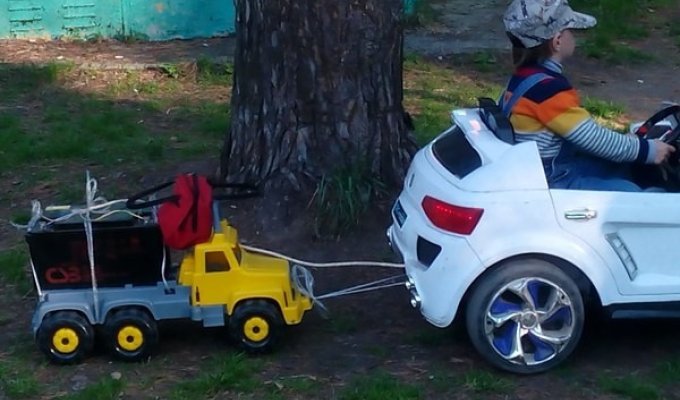 Житель ОбьГЭСа решил проблему энергоснабжения детской машины (4 фото)
